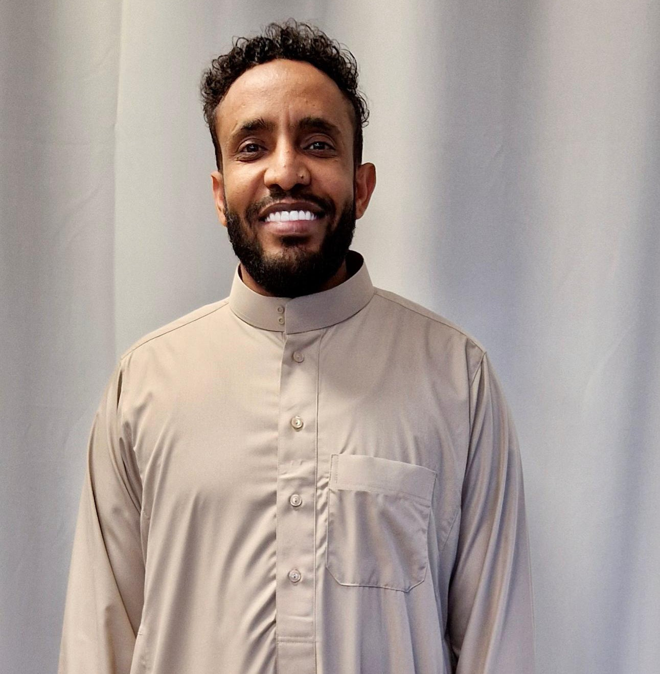 Men’s Emirati Khamis – Elegant Traditional Wear