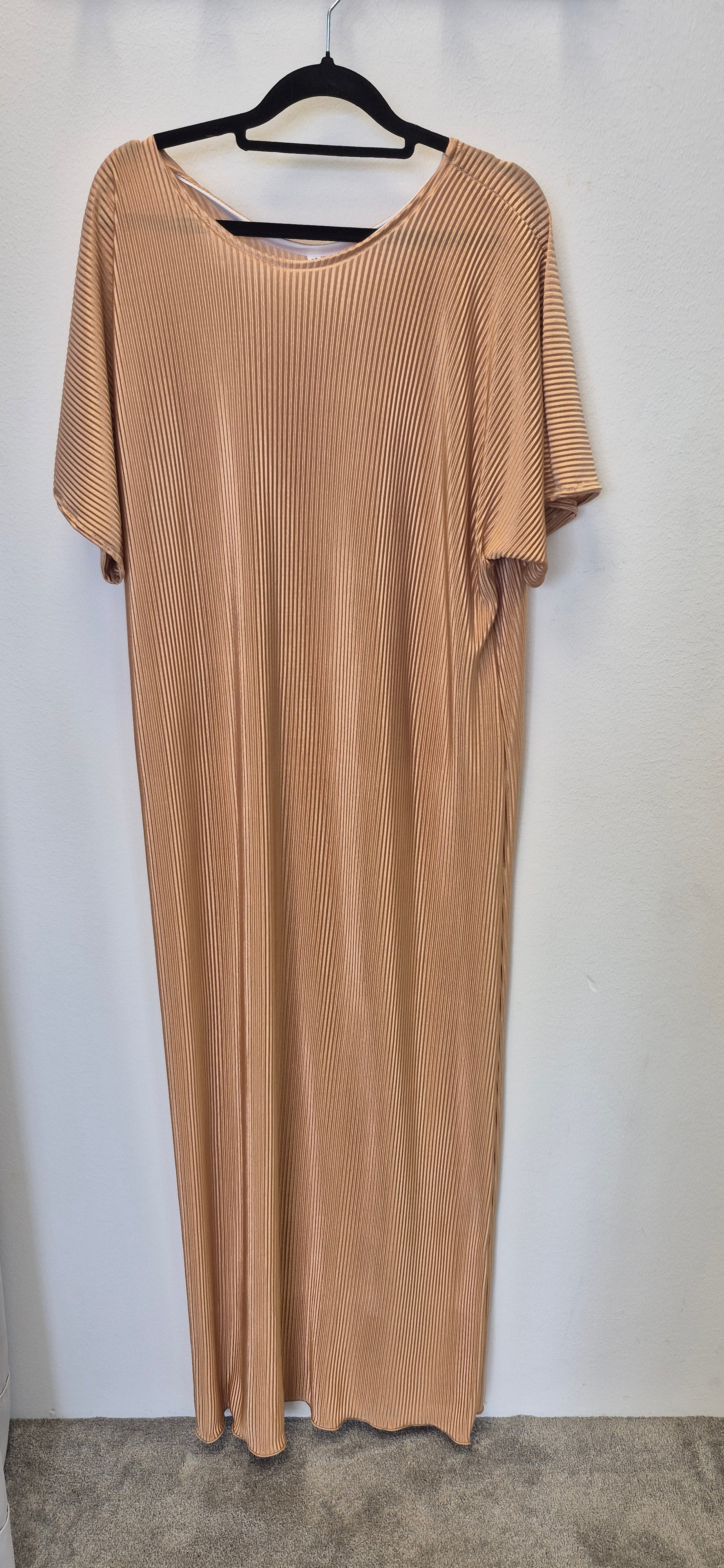 The Elegant Gold Slip Dress by Bihi Boutique features a relaxed fit with pleats, short sleeves, and a round neckline. In a light gold shade, this dress falls below the knee and is perfect for any occasion.