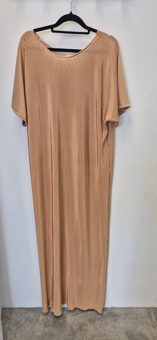 The Elegant Gold Slip Dress by Bihi Boutique features a relaxed fit with pleats, short sleeves, and a round neckline. In a light gold shade, this dress falls below the knee and is perfect for any occasion.